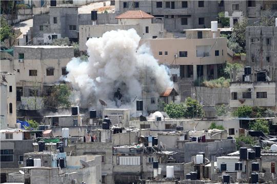 Rauch steigt über dem Flüchtlingscamp Nur Schams im Westjordanland nach der Explosion infolge eines israelischen Angriffs auf.