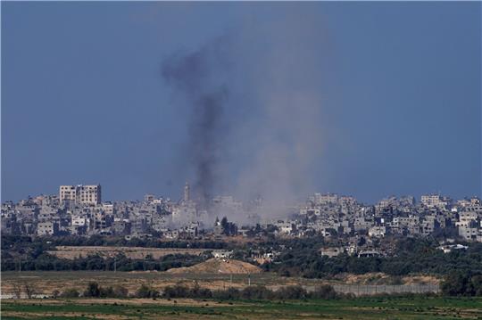 Rauch steigt über dem Gazastreifen auf.