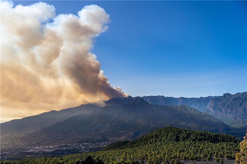 Wetter hilft bei Brandbekämpfung auf Kanaren-Insel La Palma Rauch steigt von einem Waldbrand auf. Das seit Samstagmorgen in der Nähe der Ortschaft Puntagorda im Nordwesten der Insel La Palma wütende Feuer hat knapp 4000 Hektar erfasst.