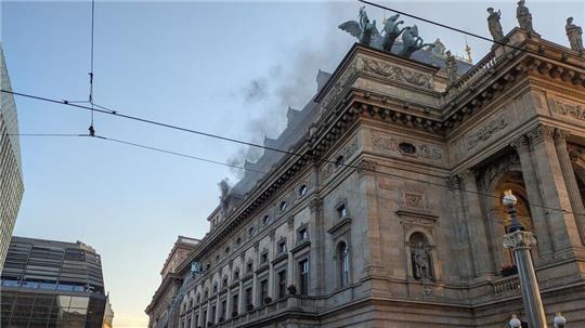 Rauch steigt während eines Brands im Gebäude des Nationaltheaters in Prag auf.