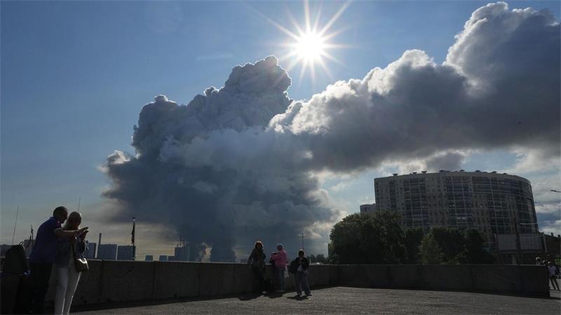 Rauch über St. Petersburg nach einem Drohnenangriff auf ein dortiges Lager des Online-Händlers Wildberries. (Archivbild)