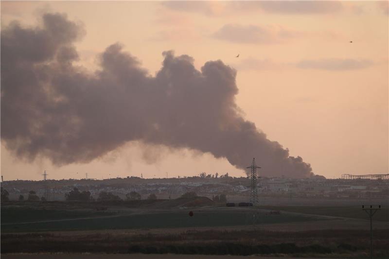 Experten warnen Israel vor „ewigem Krieg” in Gaza Rauch über dem Gazastreifen: Israel hat angekündigt, weitere Truppen nach Rafah zu entsenden.
