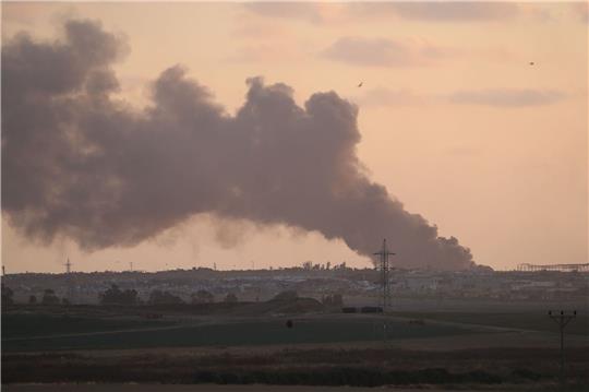 Rauch über dem Gazastreifen: Israel hat angekündigt, weitere Truppen nach Rafah zu entsenden.