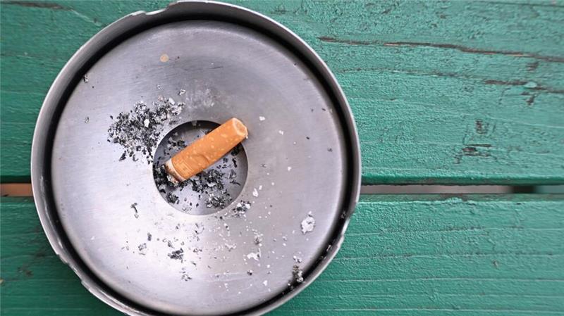 EU diskutiert Rauchverbote im Freien - was bedeutet das? Rauchen kann tödlich sein - und soll nach dem Willen der EU-Kommission weiter eingeschränkt werden.