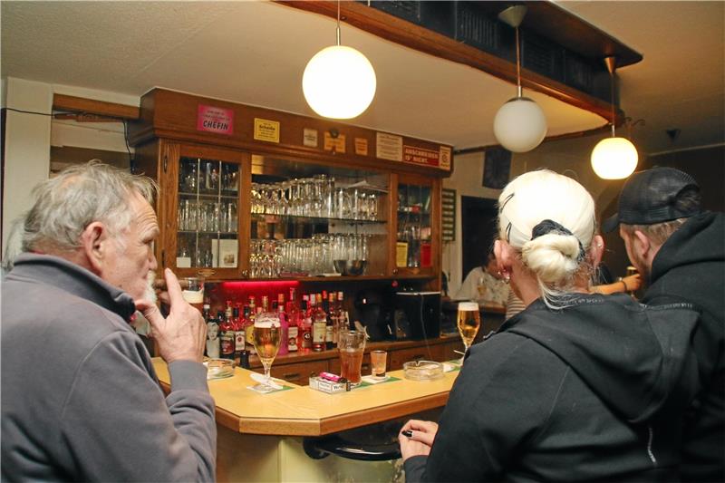 Raucher Heinz mit Zigarre.