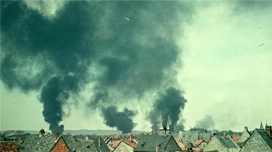 Rauchpilze über der Stadt: Am 24. August 1944 fallen alliierte Bomben auf den Fliegerhorst, Das Bild zeigt den Blick vom Frankenberger Plan. Hinten links ist die Stadthalle zu sehen.