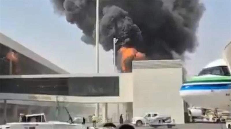 Bisher schwerster Angriff auf Flughafen Riad - zwölf Tote Rauchsäule über dem Airport in Riad.
