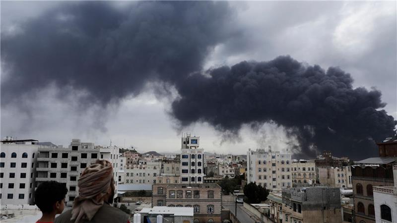 Israels Luftwaffe legt Flughafen im Jemen lahm Rauchschwaden steigen nach israelischen Luftangriffen auf Flughafen in Sanaa und auf ein Kraftwerk auf.