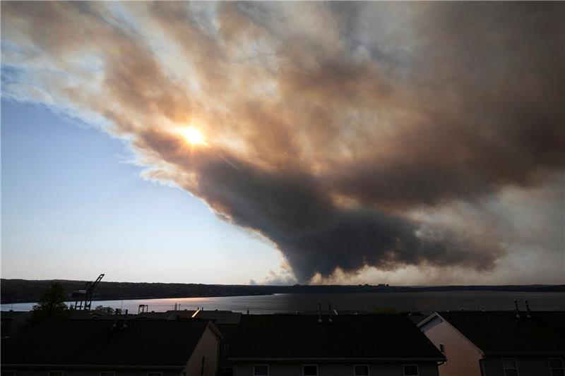 Kanada: Ausländische Feuerwehrleute sollen Brände bekämpfen Rauchschwaden steigen über der kanadischen Provinz Nova Scotia auf.