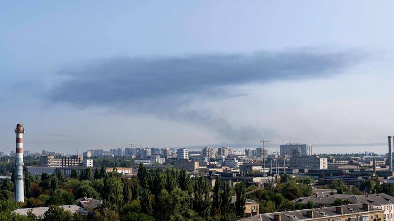 Rauchwolken: Die Ukraine hat einen der schwersten russischen Raketenangeiffe in zweieinhalb Jahren Krieg durchlitten.