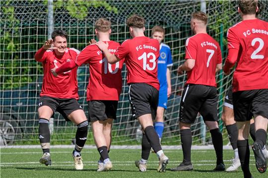 Raziel Dresler vom FC Seesen holt sich nach seinem Treffer zum 1:0 gegen die TSG Bad Harzburg II den Jubel seiner Mannschaftskameraden ab. Foto: Drechsler