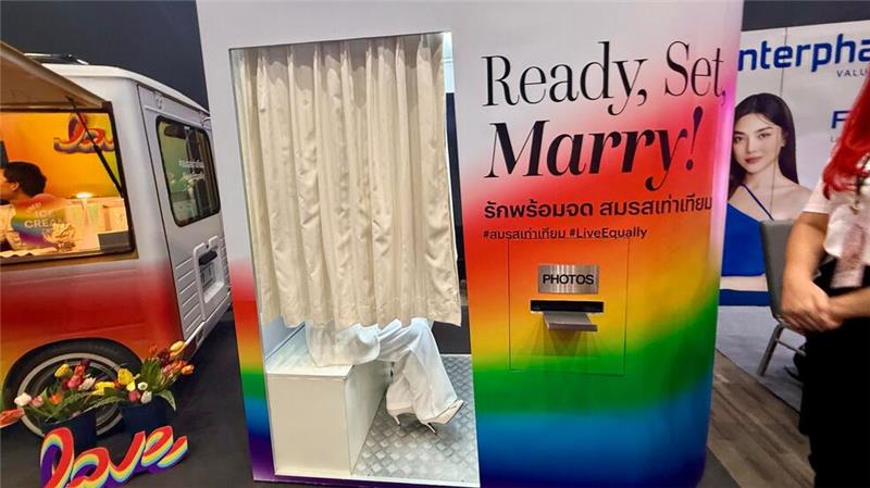 Ready, Set, Marry: Gleich nach der Trauung konnten sich die Paare in Fotoautomaten ablichten lassen.
