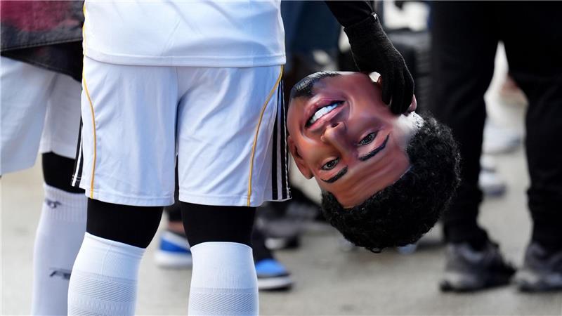 Real-Fan trägt Bellingham-Maske vor CL-Duell gegen Man City