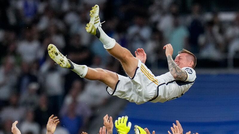 Adiós und tschüss: Kroos oder Reus vor triumphalem Abschied Real Madrids Star Toni Kroos hat beschlossen, seine Zeit als Profifußballer nach der EURO 2024 zu beenden.