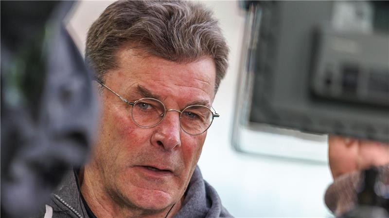 Realistisch, dennoch hoffnungsfroh: Wolfsburgs Trainer Dieter Hecking.(Archivbild)