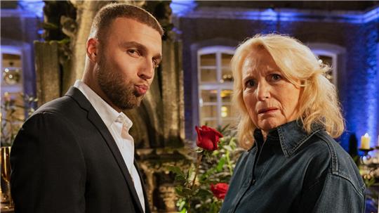 Realitystar Filip Pavlović und Satirikerin Maren Kroymann haben zusammen gedreht.