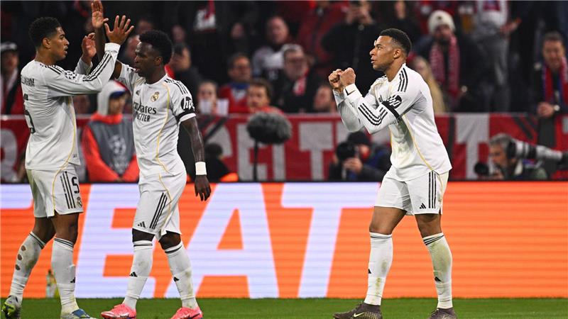 Reals Stürmerstar Kylian Mbappé jubelt mit Vinícius Júnior und Jude Bellingham (vr) nach seinem Tor zum 3:2.