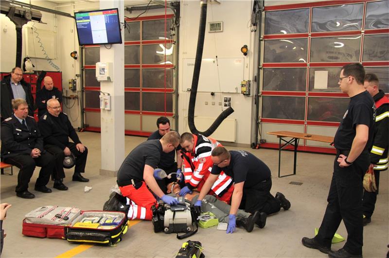Reanimationsübung im Feuerwehrhaus von Schladen unter den Augen der Ausbilder und Prüfer, die die Arbeit der First Responder Einheit für die Gemeinde Schladen-Werla interessiert beobachten.  Fotos: Hohaus