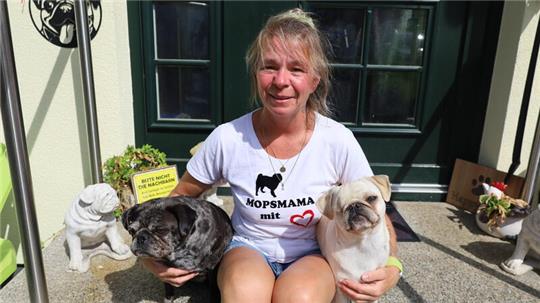 Rebecca Schmidt ist „Mopsmama mit Herz“. Mit ihren Möpsen, darunter die Hündinnen Merle und Lotte, darf sie laut dem Veterinäramt Goslar aber nicht mehr weiterzüchten.