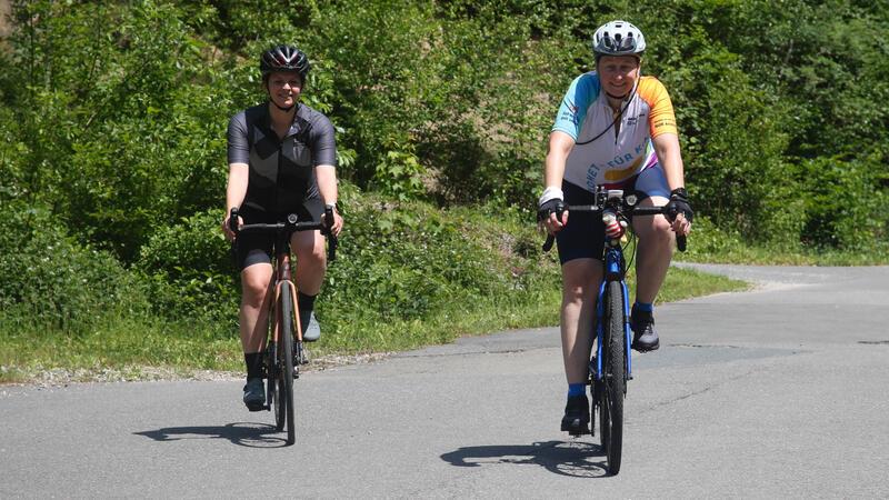 Hitzeschlacht am „Mount Lautenthal“ Rebecca Weddinfeld (r.) und Eva Struck sind aus Bremen nach Lautenthal gekommen, um wenigstens eine Runde beim Everesting zu drehen und zu unterstützen.