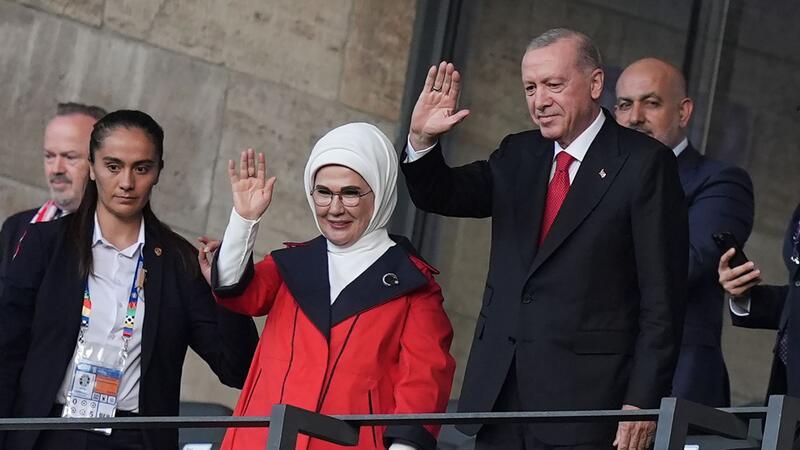 Recep Tayyip Erdogan (2.v.r), Präsident der Türkei, und seine Frau Emine Erdogan winken vor dem Spiel auf der Tribüne.