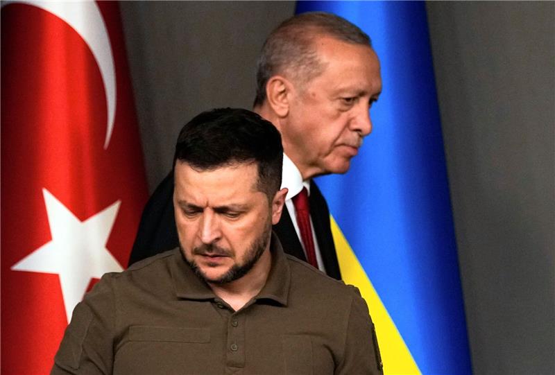 Recep Tayyip Erdogan (hinten), Präsident der Türkei, kommt mit Wolodymyr Selenskyj, Präsident der Ukraine, zu einer Pressekonferenz nach ihrem Treffen in Istanbul zusammen.