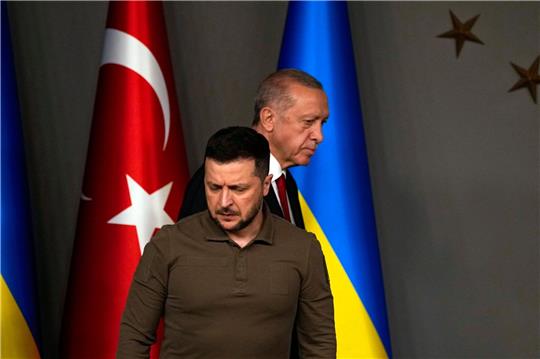 Recep Tayyip Erdogan (hinten) kommt mit Wolodymyr Selenskyj zu einer gemeinsamen Pressekonferenz nach ihrem Treffen in Istanbul.