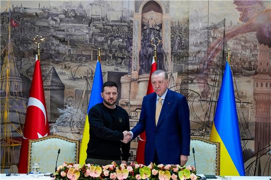 Recep Tayyip Erdogan (r), Präsident der Türkei, gibt Wolodymyr Selenskyj, Präsident der Ukraine, am Ende einer gemeinsamen Pressekonferenz nach ihrem Treffen im Dolmabahce-Palast, die Hand.