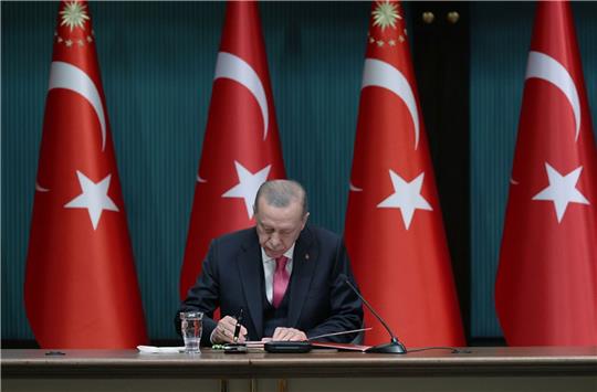 Recep Tayyip Erdogan unterschreibt das Dekret zur Vorverlegung der Parlaments- und Präsidentschaftswahlen auf den 14. Mai.