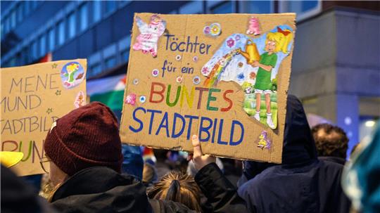 Umfrage: Mehrheit stimmt Merz‘ „Stadtbild“-Äußerungen zu Recht gaben dem Kanzler deutlich mehr Ältere als Jüngere.