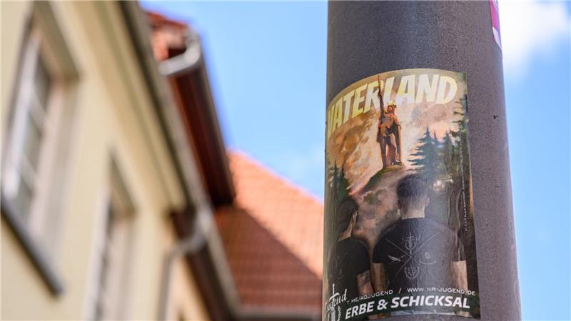 Rechte Aufkleber findet man an vielen Orten in Spremberg.
