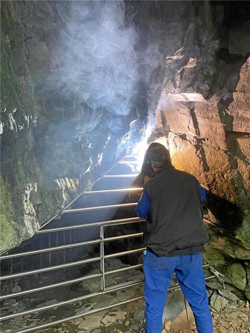 Quer-Gitter soll Fledermäuse schützen Rechts: Gerhard Klapproth, Metallbauer und Schlosser aus St. Andreasberg, montiert das neue Gitter. Unten: Blick ins innere der Höhle. Eine Fledermaus hat es sich an der Felswand gemütlich gemacht und schläft. Fotos: Privat