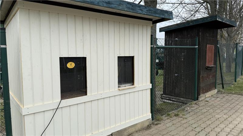 Rechts alt, links neu: Die Kassenhäuschen bekommen einen frischen Anstrich.