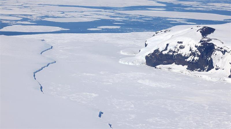 Rechts die Coulman-Insel, links der Eisberg, der sich auf dem Meeresboden festgesetzt hat. Der Eisberg könnte den Bruterfolg in einer der größten Kolonien der Welt deutlich beeinträchtigt haben. 