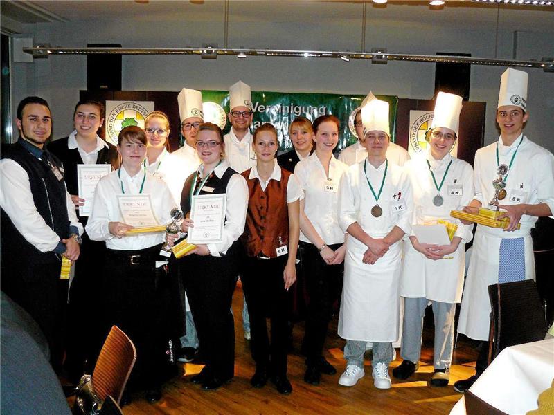 Rechts die ersten drei Köche, links die Hotel- und Restaurantfachleute, im Hintergrund alle Teilnehmer auf den vierten Plätzen. Fotos: Weiss
