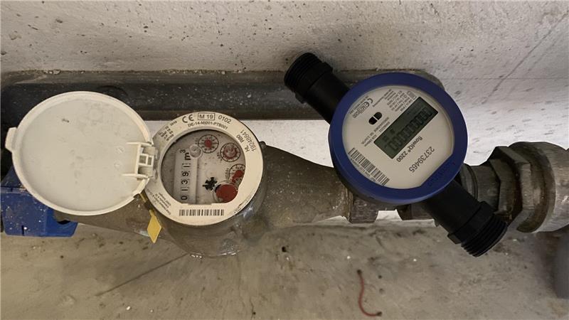 Rechts ist der neue digitale Wasserzähler, der mit Ultraschall arbeitet, und links der analoge.