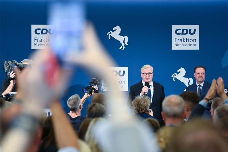Rechts neben Bernd Althusmann auf der Bühne steht Dirk Toepffer.
