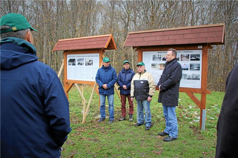 Eckertal: Gedenken an Opfer der „Aktion Ungeziefer“ Rechts steht die alte Tafel, links die neue: Lothar Engler, Wolfgang Roehl und Udo Künstel vom Grenzerverein Abbenrode haben sie entworfen, die Behörde der Beauftragten des Landes Sachsen-Anhalt zur Aufarbeitung der SED-Diktatur, für die der Historiker Wolfram von Scheliha arbeitet, hat sie finanziert (von links nach rechts). Foto: Renz-Gabriel