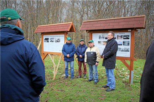 Rechts steht die alte Tafel, links die neue: Lothar Engler, Wolfgang Roehl und Udo Künstel vom Grenzerverein Abbenrode haben sie entworfen, die Behörde der Beauftragten des Landes Sachsen-Anhalt zur Aufarbeitung der SED-Diktatur, für die der Historiker Wolfram von Scheliha arbeitet, hat sie finanziert (von links nach rechts). Foto: Renz-Gabriel