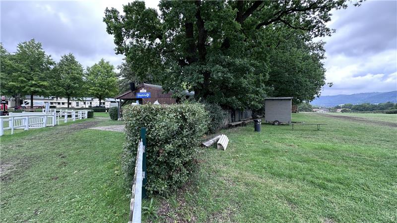 Rechts zu erkennen die Wiese, auf der das Funktionsgebäude stehen soll. Links ist der Führring.