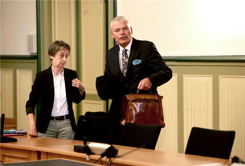 Rechtsanwalt Holger Stahlknecht (r), Vertreter der Nebenklägerin, betritt den Gerichtssaal im Landgericht Stendal. Foto: picture alliance/dpa | Matthias Bein