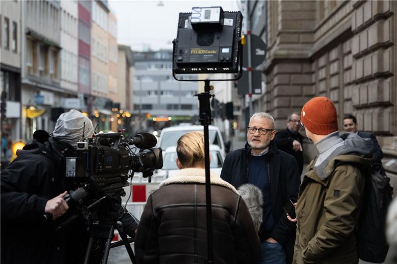 Tod von Anastasia (15): Plädoyers sind gehalten Rechtsanwalt Steffen Hörning, Vertreter der Nebenklage, gibt vor dem Landgericht Braunschweig ein Interview. Foto: picture alliance/dpa | Swen Pförtner