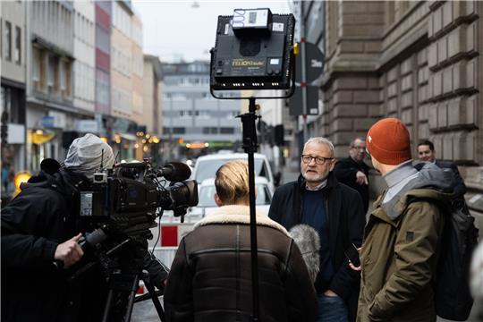 Rechtsanwalt Steffen Hörning, Vertreter der Nebenklage, gibt vor dem Landgericht Braunschweig ein Interview. Foto: picture alliance/dpa | Swen Pförtner