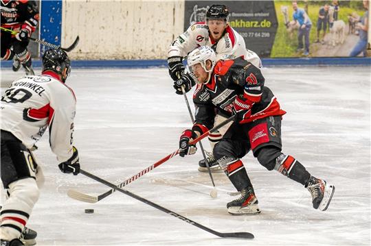 Rechtzeitig zu den Play-offs wieder treffsicher: Regan Nagy (r.) markiert nach seinem Sechserpack gegen Wunstorf beim 8:3-Erfolg der Falken gegen Bremen zwei weitere Treffer. Foto: Drechsler