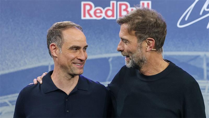 Red Bull-Geschäftsführer Oliver Mintzlaff (l) hält den Schlüssel in der Hand. (Archivbild) 
