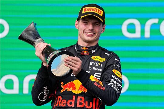 Red-Bull-Pilot Max Verstappen aus den Niederlanden feiert nach seinem Sieg.
