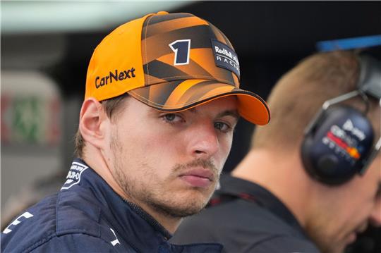 Red-Bull-Pilot Max Verstappen aus den Niederlanden steht an der Rennstrecke in Singapur.