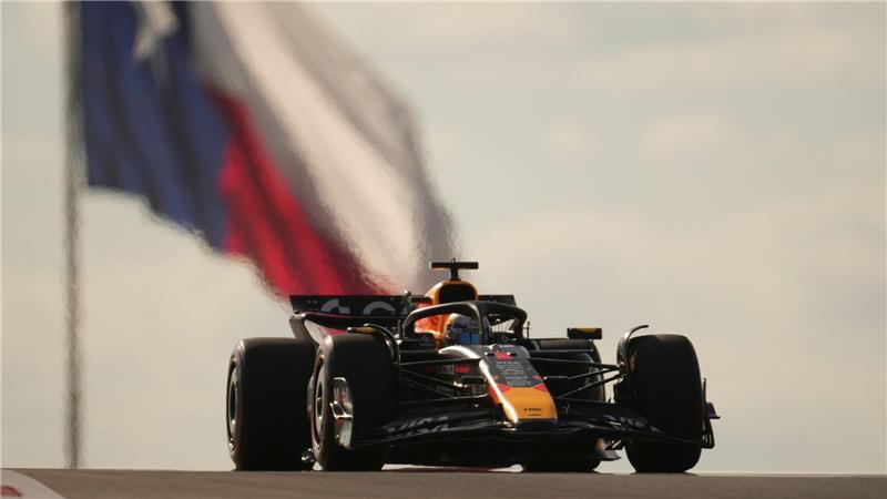 Red-Bull-Pilot Max Verstappen aus den Niederlanden steuert sein Auto während der Qualifikation zum Großen Preis der USA.