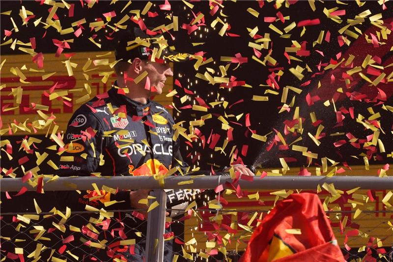 Pfiffe für Monza-Sieger Verstappen: Atmosphäre nicht so toll Red-Bull-Pilot Max Verstappen feiert nach seinem Sieg auf dem Podium.
