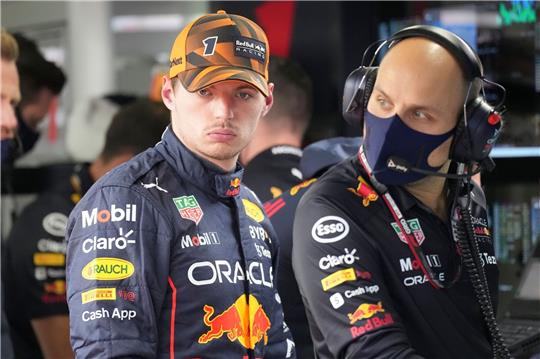 Red-Bull-Pilot Max Verstappen steht in der Boxengasse.